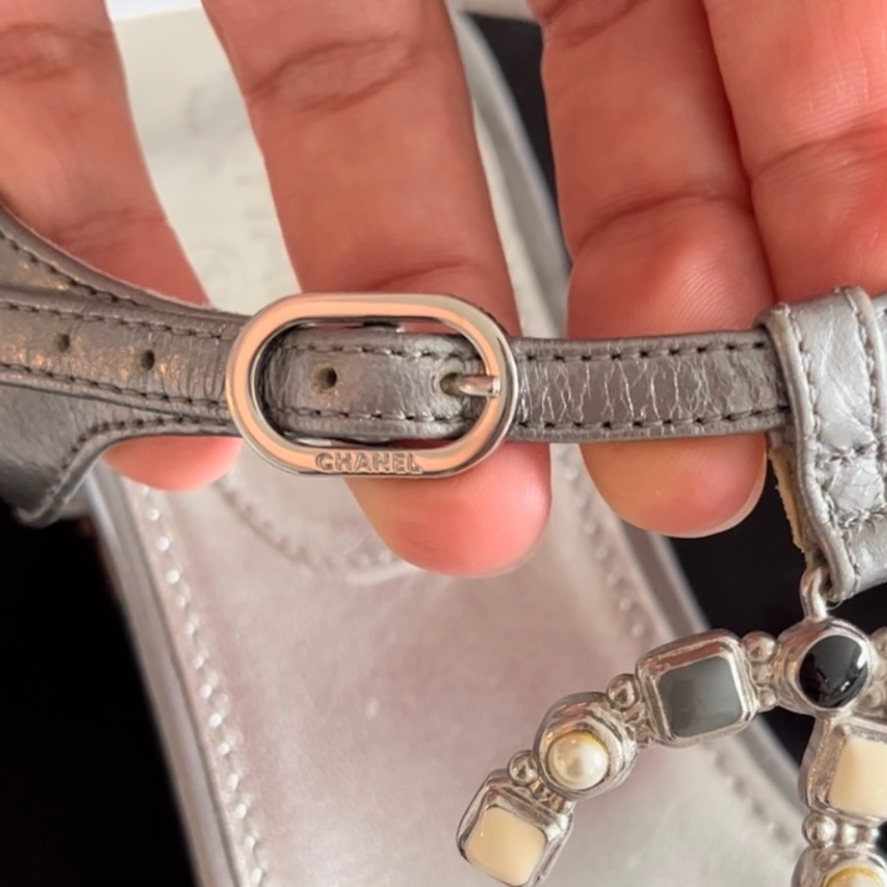 Authentic Chanel Pearl embellished sandals - Picture 4 of 17
